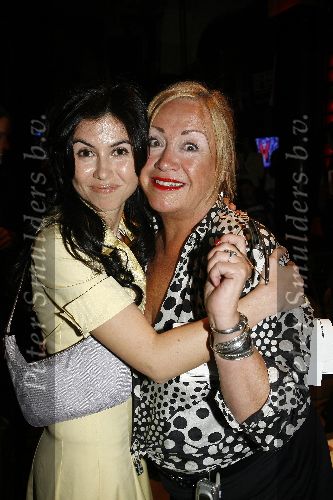 Amsterdam 19 april 2006
Veiling voor Child Right in Hotel Arena.
Viola Holt met Graziella Ferraro