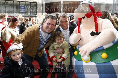 Amsterdam 16 april 2006
Premiere Astrid en de Vikingen in Tuschinski.
Hr groenewoud met een vriend en kinderen