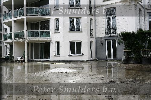Amsterdam 13 april 2006
Connie Breukhoven en Hans Breukhoven hebben aan het Vondelpark nog een appartement gekocht met een tuin van 250m . Het appartement ligt onder het huidige appartement en wordt bij elkaar getrokken.