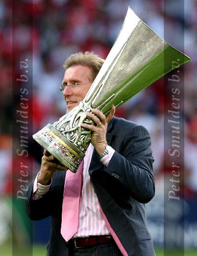 Eindhoven, 10 Mei 2006 Finale UEFA Cup Seizoen 2005/2006 tussen Middlesbrough FC-FC Sevilla, eindstand 0-4
Hans v Breukelen met de UEFA beker
© Edwin van Zandvoort