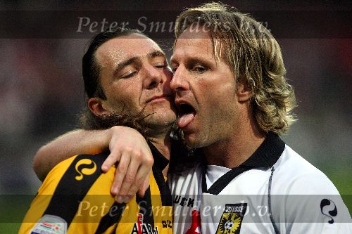 Nijmegen, 3 Mei 2006 Wedstrijd in de Play offs 2e wedstrijd NEC-Vitesse, eindstand 1-1 Seizoen 2005/2006
Harald Wapenaar en Peter v d Berg blij
© foto Edwin van Zandvoort