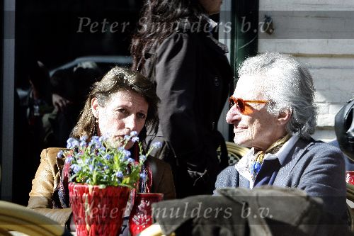 Amsterdam 14 april 2006
Harry Mulisch met zijn vrouw op terras op pc hooftstraat.