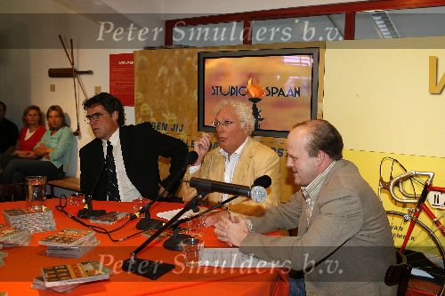 Amsterdam 11 mei 2006
Presentatie DVD Henk Spaan in Olympisch stadion.
Erik v Muiswinkel en Diederik v Vleuten.