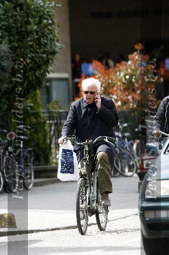 Amsterdam 28 april 2006
Henk Spaan met gsm op de fiets
