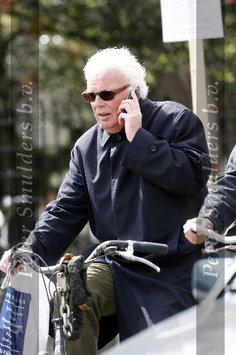 Amsterdam 28 april 2006
Henk Spaan met gsm op de fiets