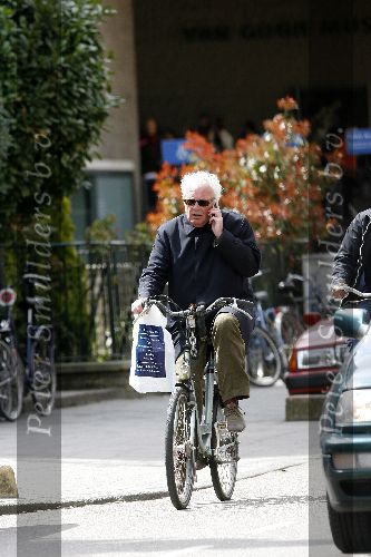 Amsterdam 28 april 2006
Henk Spaan met gsm op de fiets