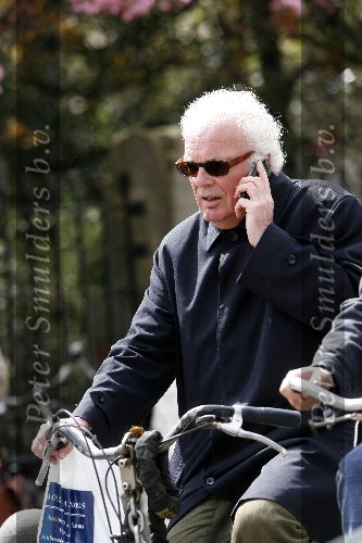 Amsterdam 28 april 2006
Henk Spaan met gsm op de fiets