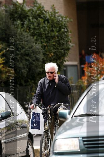 Amsterdam 28 april 2006
Henk Spaan met gsm op de fiets
