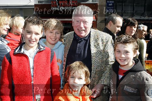 Amsterdam 16 april 2006
Premiere Astrid en de Vikingen in Tuschinski.
Hero Muller met kleinkinderen