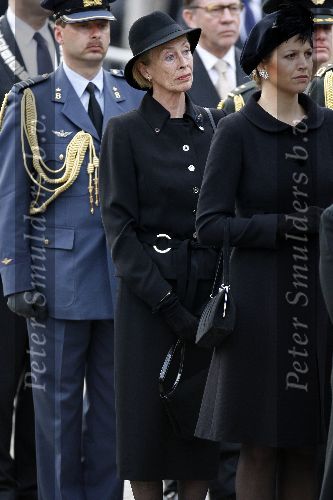 Amsterdam 4 mei 2006
Dodenherdenking bij monument op de dam.
Koningin Beatrix Maxima en Prins Willem Alexander in uniform. hofdame