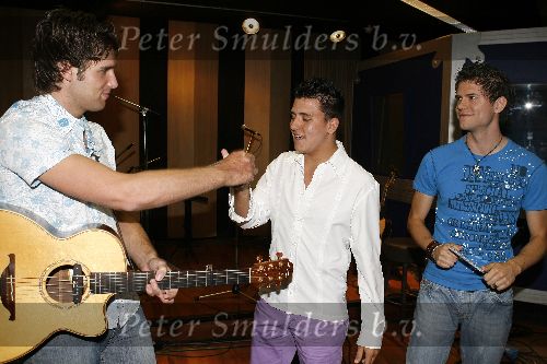 Hilversum 12 mei 2006
Presentatie cd Nick en Simon (Nick Schilder en Simon Keizer).
Jan Smit reikt eerste cd uit. Simon met zijn vriendin