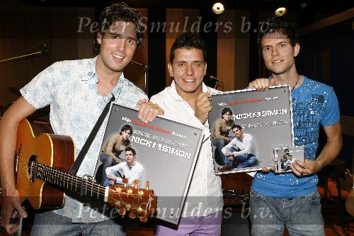 Hilversum 12 mei 2006
Presentatie cd Nick en Simon (Nick Schilder en Simon Keizer).
Jan Smit reikt eerste cd uit