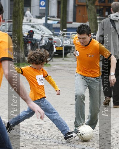 Amsterdam 23 april 2006
Voetballen voor SOS kinderdorpen in Amsterdam.
Jan Smit