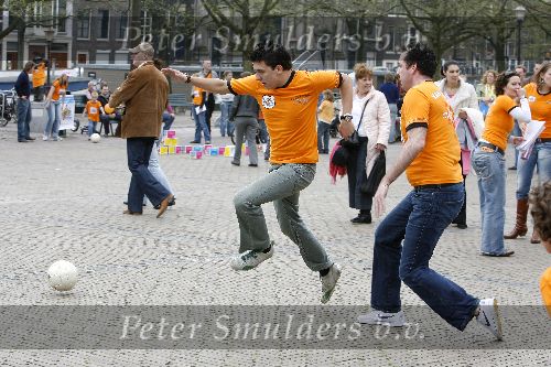 Amsterdam 23 april 2006
Voetballen voor SOS kinderdorpen in Amsterdam.
Jan Smit