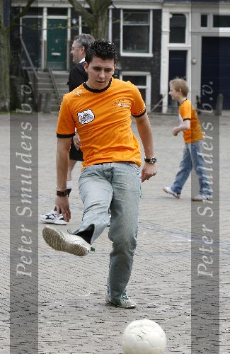 Amsterdam 23 april 2006
Voetballen voor SOS kinderdorpen in Amsterdam.
Jan Smit