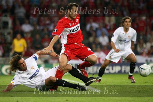 Eindhoven, 10 Mei 2006 Finale UEFA Cup Seizoen 2005/2006 tussen Middlesbrough FC-FC Sevilla, eindstand 0-4
Javi Navarro in duel met Mark Viduka
© Edwin van Zandvoort