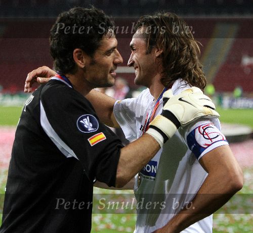 Eindhoven, 10 Mei 2006 Finale UEFA Cup Seizoen 2005/2006 tussen Middlesbrough FC-FC Sevilla, eindstand 0-4
Javi Navarro samen met doelman Palop
© Edwin van Zandvoort