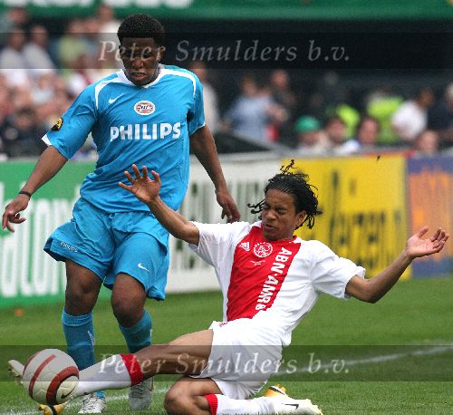 Rotterdam, 7 Mei 2006
Finale KNVB Beker AJAX-PSV, eindstand 2-1
Jefferson Farfan in duel met Urby Emanuelson
© Foto Edwin an Zandvoort