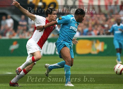 Rotterdam, 7 Mei 2006
Finale KNVB Beker AJAX-PSV, eindstand 2-1
Jefferson Farfan in duel met Thomas Vermaelen
© Foto Edwin an Zandvoort