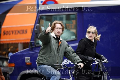 Amsterdam 20 april 2006
Jim de Groot met een vriendin op de pc hbooftstraat.