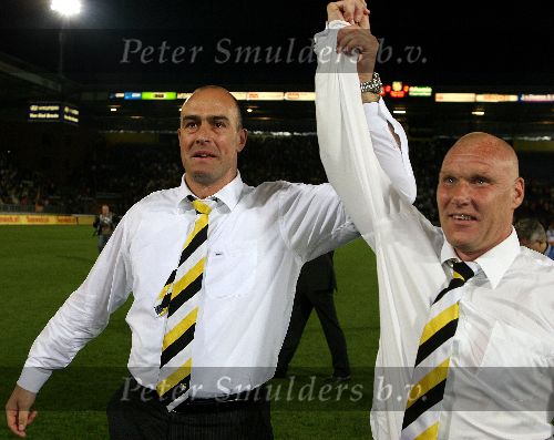 Breda, 9 Mei 2006 Laatste wedstrijd in de play-offs voor degradatie/promotie eredivisie Seizoen 2005/2006
NAC-FC Volendam, eindstand 0-0
Blijdschap  bij John Karelse en Koos Waslander
© Edwin van Zandvoort