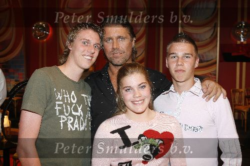 Hilversum 30 april 2006
Dancing with the stars.
John de Wolf  met zijn kinderen