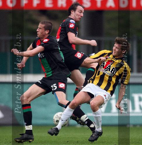 Nijmegen, 3 Mei 2006 Wedstrijd in de Play offs 2e wedstrijd NEC-Vitesse, eindstand 1-1 Seizoen 2005/2006
Jonas Olsson in duel met Patrick Pothuizen
© foto Edwin van Zandvoort