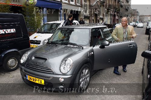 Amsterdam 11 april 2006
Joop Braakhekke viert zijn 65 verjaardag in le Garage
Joop met mini cooper