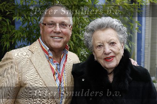 Amsterdam 11 april 2006
Joop Braakhekke viert zijn 65 verjaardag in le Garage
Joop met moeder en hond