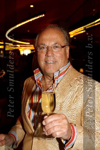 Amsterdam 11 april 2006
Joop Braakhekke viert zijn 65 verjaardag in le Garage
Joop met champagne