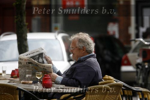 Amsterdam  27 april 2006
Jules Croiset leest krant op terras