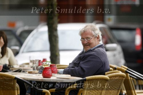 Amsterdam  27 april 2006
Jules Croiset leest krant op terras