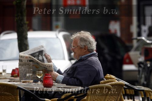 Amsterdam  27 april 2006
Jules Croiset leest krant op terras