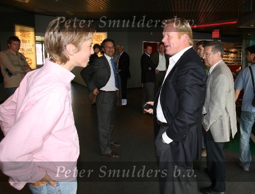 Eindhoven, 11 Mei 2006
De nieuwe trainer van PSV, Ronald koeman in een onderonsje met Junior Smulders