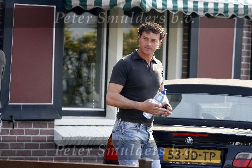 Loosdrecht  12 mei 2006
Milika Peterzon verlaat  samen met haar nieuwe vriend Jurgen Smit  haar huis