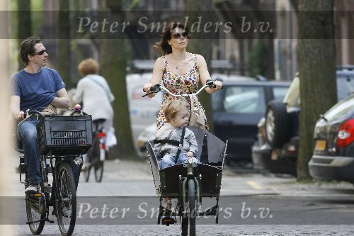 Amsterdam 9 mei 2006
Kim v kooten met zoontje in bakfiets en met haar man Jacob Derwig
