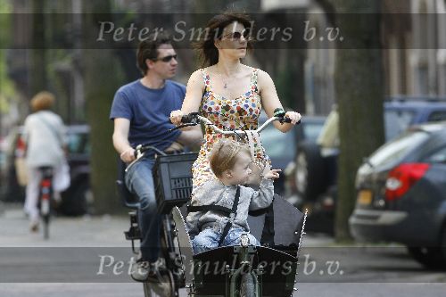 Amsterdam 9 mei 2006
Kim v kooten met zoontje in bakfiets en met haar man Jacob Derwig