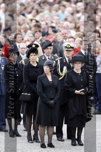 Amsterdam 4 mei 2006
Dodenherdenking bij monument op de dam.
Koningin Beatrix Maxima en Prins Willem Alexander in uniform