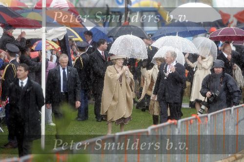Zeewolde 29 april 2006
Koninginnedag 2006 in Almere en Zeewolde.
Koningin Beatrix in hagelbui met paraplu