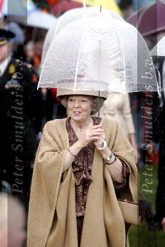 Zeewolde 29 april 2006
Koninginnedag 2006 in Almere en Zeewolde.
Koningin Beatrix in de regen met paraplu
