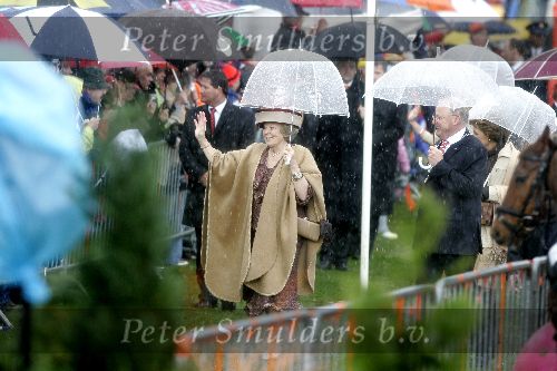 Zeewolde 29 april 2006
Koninginnedag 2006 in Almere en Zeewolde.
Koningin Beatrix in de regen met paraplu