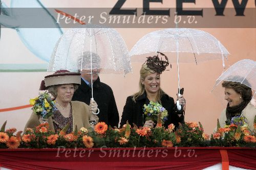 Zeewolde 29 april 2006
Koninginnedag 2006 in Almere en Zeewolde.
Koningin Beatrix met Maxima