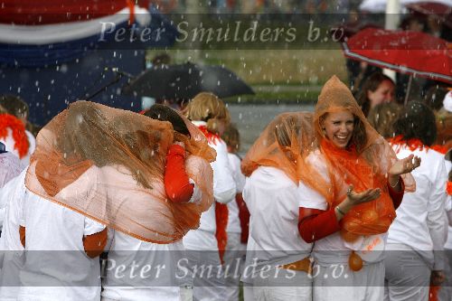 Zeewolde 29 april 2006
Koninginnedag 2006 in Almere en Zeewolde.
het koor schuilt voor hagel bui