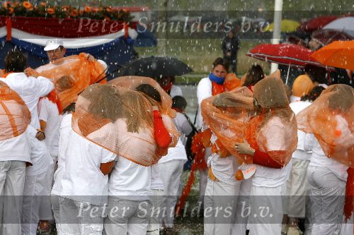 Zeewolde 29 april 2006
Koninginnedag 2006 in Almere en Zeewolde.
het koor schuilt voor hagel bui