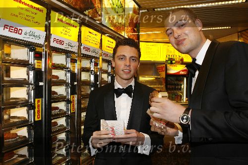 Amsterdam 26 april 2006
Premiere Mission Impossible III in Tuschinski.
Baas B en Lange Frans eten een hamburger bij de Febo