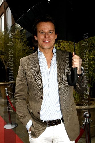 Amsterdam 11 april 2006
Joop Braakhekke viert zijn 65 verjaardag in le Garage
Leco v Zadelhoff onder paraplu