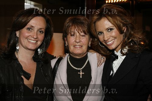Ouderkerk aan de Amstel 3 april 2006
Presentatie boek Leontine Borsato in restaurant Lute.
Leontine en haar zus Laura en haar moeder