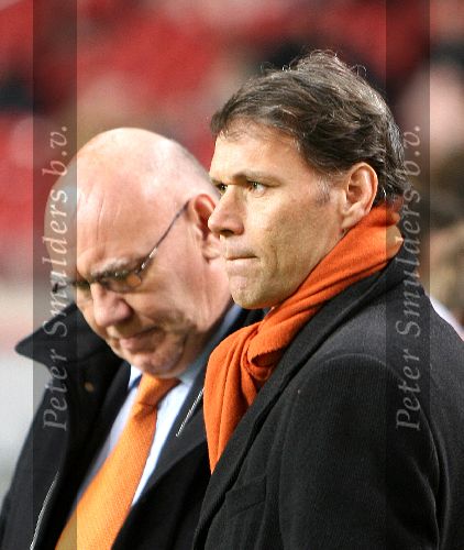 Amsterdam 1 Maart 2006
Bondscoach Marco v Basten met achter hem Kees Jansma
@ Foto Edwin van Zandvoort