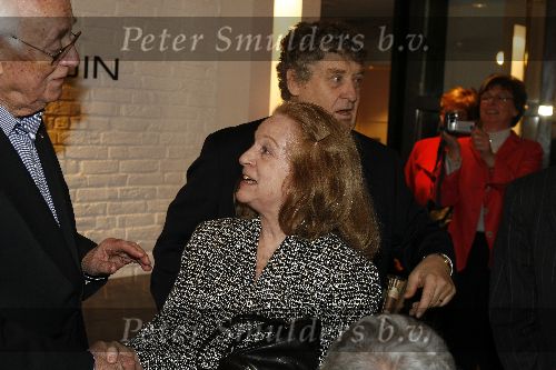 Amsterdam 9 april 2006
Chez Cas in de kersentuin met allemaal oude artiesten en relaties van Tonny Eyk.
Marian Hilarides met Leen Timp
