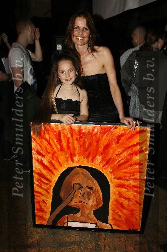 Amsterdam 19 april 2006
Veiling voor Child Right in Hotel Arena.
Mariska Hulscher met haar dochter Mikki en haar schilderij